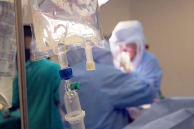 Cerrahlar ve damar yolu açık.