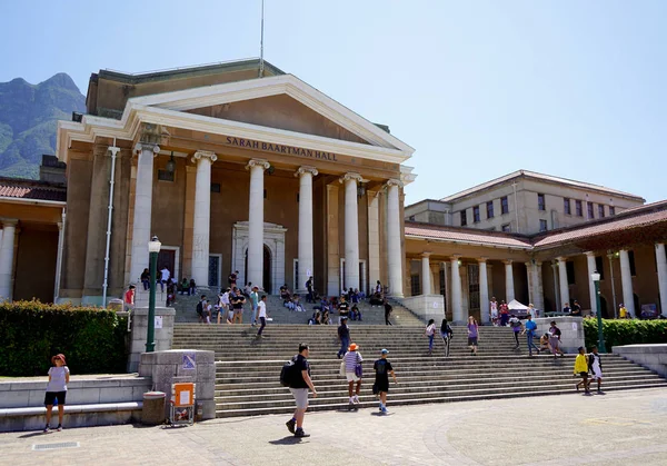 Cape Town, Güney Afrika - 19 Şubat 2020: Güney Afrika 'daki Cape Town Üniversitesi' nin ikonik basamaklarında öğrenciler oturuyor.