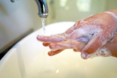 Çocuk yıkama ellerini kapat.