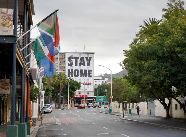 Cape Town, Güney Afrika - 6 Nisan 2020: Coronavirus tecridi sırasında boş sokaklar ve Cape Town 'da ev tabelası