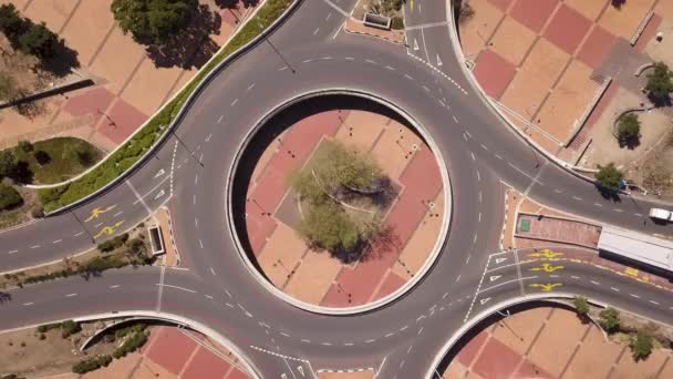 コロナウイルスのロックダウン中の南アフリカのケープタウンの空の通りの上空 — ストック動画