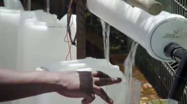 Capetonianlar su krizi sırasında Güney Afrika 'daki bir kaynaktan su topluyorlar..