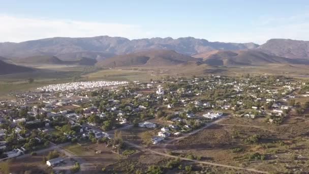 Luftaufnahme Über Ein Kleines Dorf Hügeliger Landschaft — Stockvideo