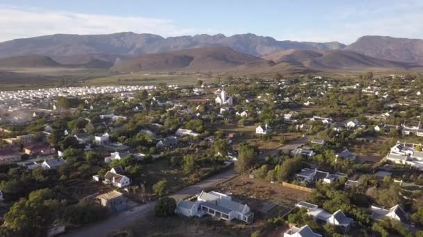 Widok Powietrza Małą Wioskę Pagórkowatym Krajobrazie — Wideo stockowe