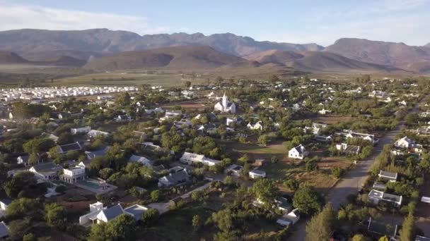 Luftaufnahme Über Ein Kleines Dorf Hügeliger Landschaft — Stockvideo