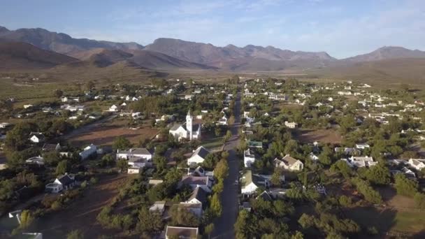 Vista Aérea Sobre Pequena Aldeia Paisagem Montanhosa — Vídeo de Stock