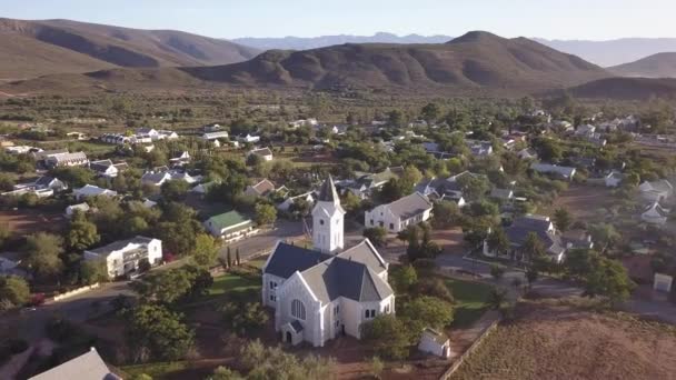 Luftaufnahme Einer Kleinstadt Hügeliger Landschaft — Stockvideo