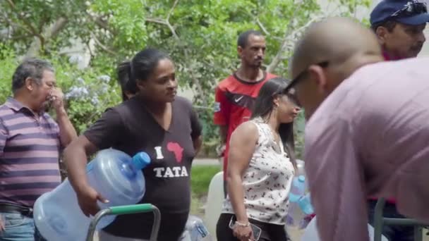 Capetonians Collect Water Spring South Africa Water Crisis — Stock Video