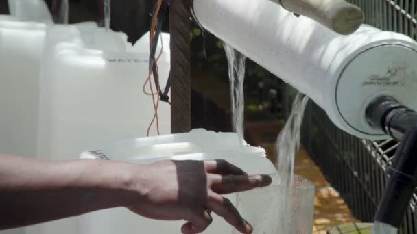 Капетонианцы Собирают Воду Источника Южной Африке Время Водного Кризиса — стоковое видео