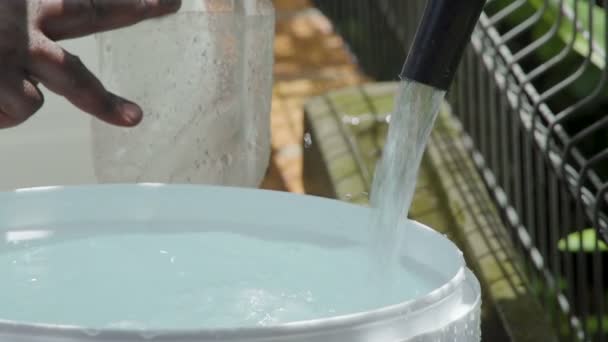 Capetonianos Recogen Agua Manantial Sudáfrica Durante Crisis Del Agua — Vídeo de stock