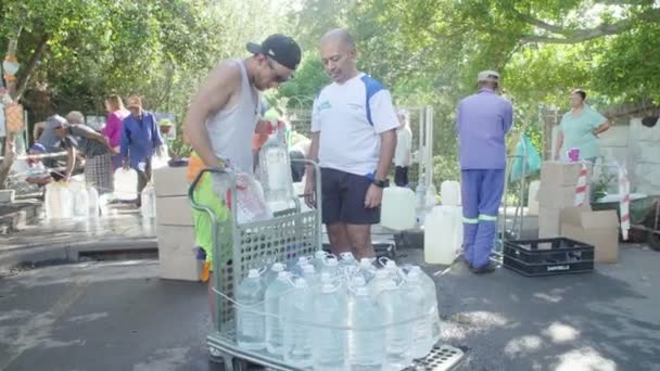 Capetonianos Recogen Agua Manantial Sudáfrica Durante Crisis Del Agua — Vídeos de Stock