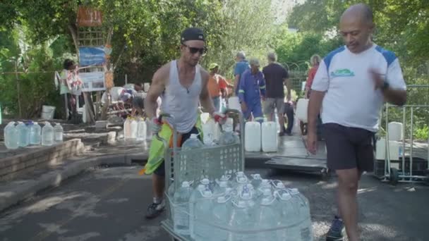 Capetonianos Recogen Agua Manantial Sudáfrica Durante Crisis Del Agua — Vídeos de Stock