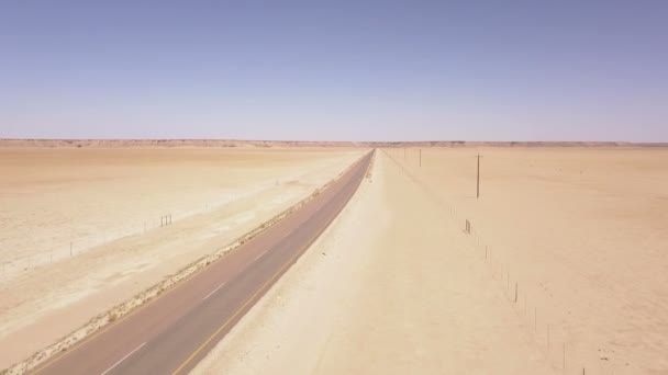 Légijármű Vezetése Egy Hosszú Egyenes Úton Egy Sivatagi Tájon — Stock videók