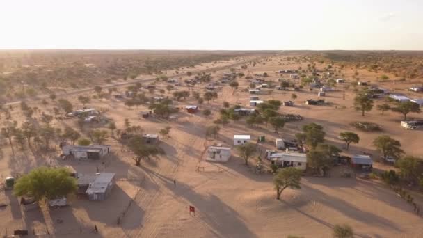 Güney Afrika Daki Kgalagadi Ulusal Parkı Girişindeki Teneke Kulübelerin Havası — Stok video