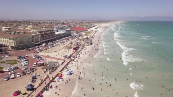 Luchtfoto Overhead Druk Strand Bij Muizenberg Kaapstad Zuid Afrika — Stockvideo