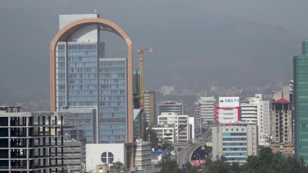 エチオピアの首都アディスアベバで忙しい通りとスカイライン — ストック動画