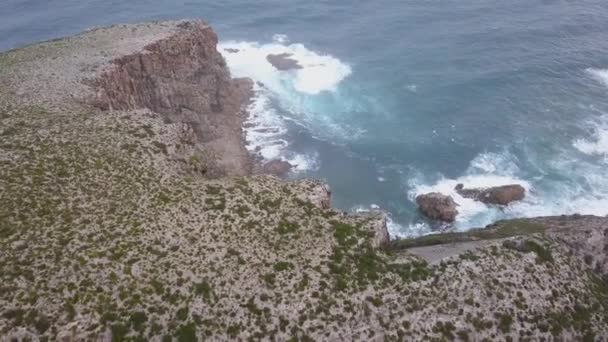 Sobre Acantilados Empinados Olas Océano — Vídeo de stock