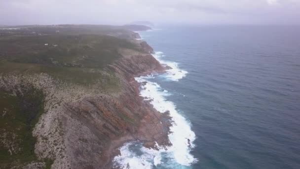 头顶陡峭的悬崖和大海中的波浪 — 图库视频影像