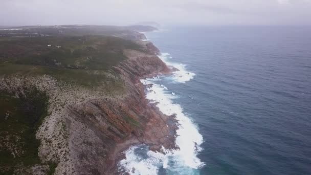 Boven Steile Kliffen Golven Oceaan — Stockvideo