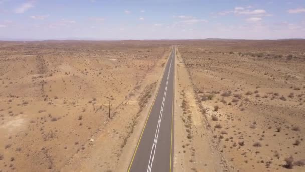 Antena Sobre Largo Camino Tierra Paisaje Árido Abierto — Vídeos de Stock