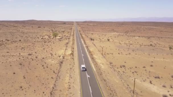 Aéreo Sobre Estrada Terra Longa Paisagem Árida Aberta — Vídeo de Stock