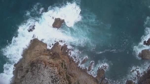 Над Головой Крутые Скалы Волны Океане — стоковое видео