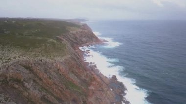 Okyanustaki sarp kayalıklar ve dalgalar