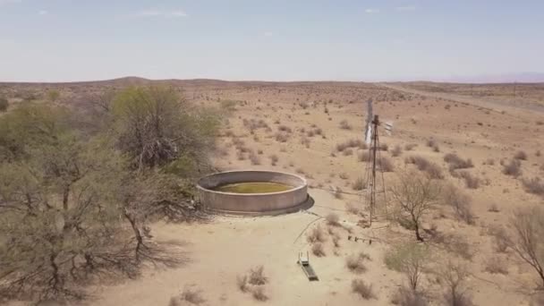 Bomba Água Cabras Uma Paisagem Desértica — Vídeo de Stock