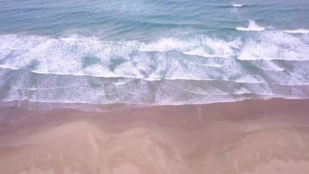 Playa Aérea Con Olas Rompiendo Orilla — Vídeo de stock