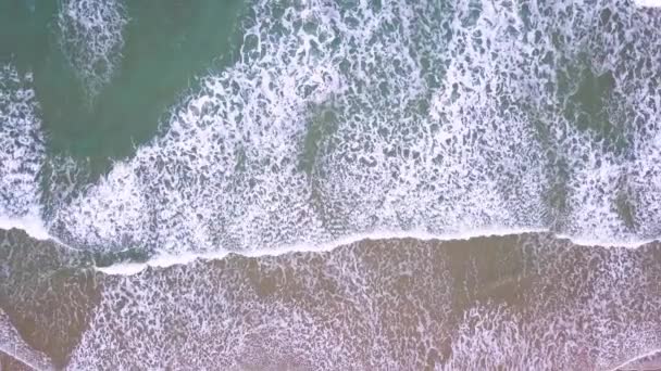 Playa Aérea Con Olas Rompiendo Orilla — Vídeo de stock
