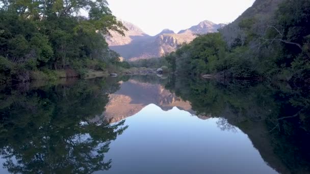 Fiume Con Riflessi Perfetti Montagne — Video Stock