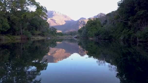 Rivier Met Perfecte Reflecties Bergen — Stockvideo