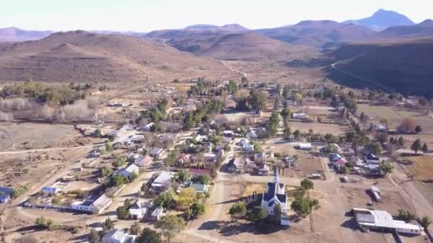 南アフリカのカロの小さな町の空中ビュー Nieu Bethesda — ストック動画