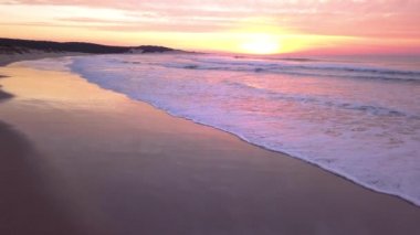 Güneşin doğuşunda uçan dalgalarla.