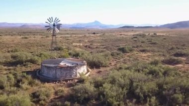 Açık arazide yel değirmeni havası