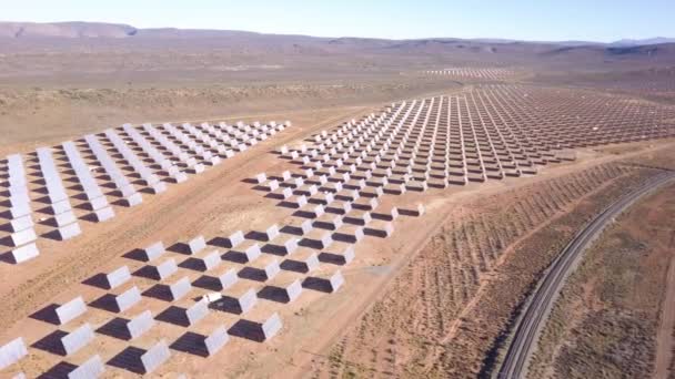 Vue Aérienne Réseau Solaire Dans Paysage Désertique — Video