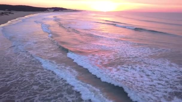 Güneşin Doğuşunda Uçan Dalgalarla — Stok video