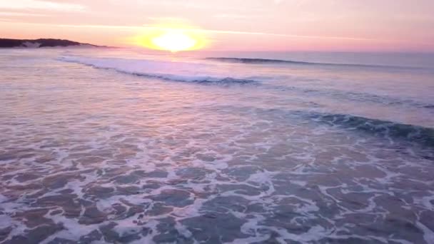 Aérea Playa Amanecer Con Olas Que Chocan — Vídeo de stock