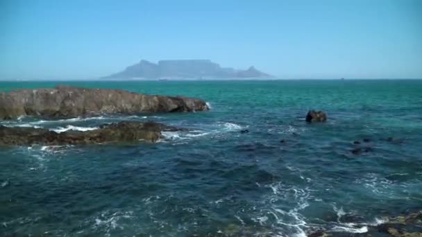 Vista Table Mountain Través Del Océano Desde Blouberg — Vídeo de stock