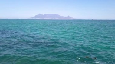 Blouberg 'den okyanusun karşısındaki Masa Dağı manzarası