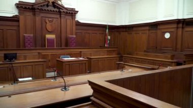 Tahta panelli mahkeme salonu, boş.