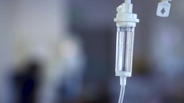 Hastane acil servisinde tıbbi damlama.