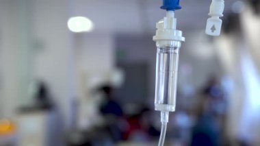 Hastane acil servisinde tıbbi damlama.