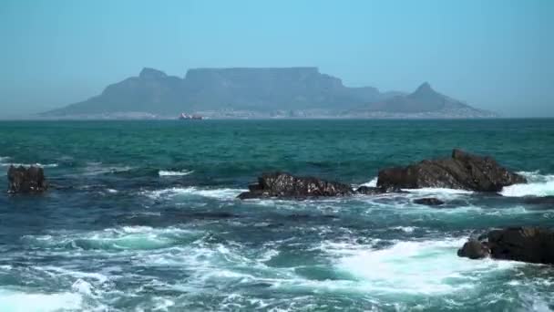 Uitzicht Tafelberg Aan Overkant Van Oceaan Van Blouberg — Stockvideo