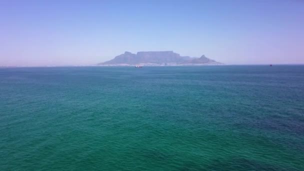 Vista Table Mountain Través Del Océano Desde Blouberg — Vídeo de stock