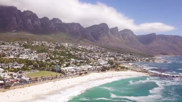 Aéreo Sobre Camps Bay Cape Town Ciudad Del Cabo Sudáfrica — Vídeo de stock