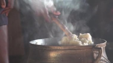 Yemekleri olan küçük Afrika köyü kulübeleri.