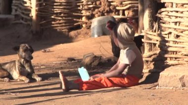 Yemekleri olan küçük Afrika köyü kulübeleri.