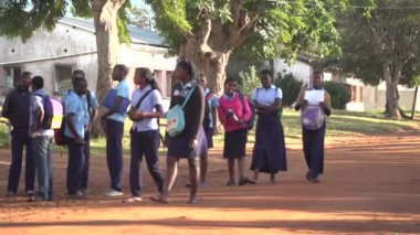 Küçük bir Afrika kasabasında işlek bir caddenin uzak çekimi