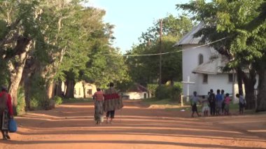 Küçük bir Afrika kasabasında işlek bir caddenin uzak çekimi